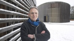 Pfarrer Manfred Fischer vor der Kapelle der Versöhnung.