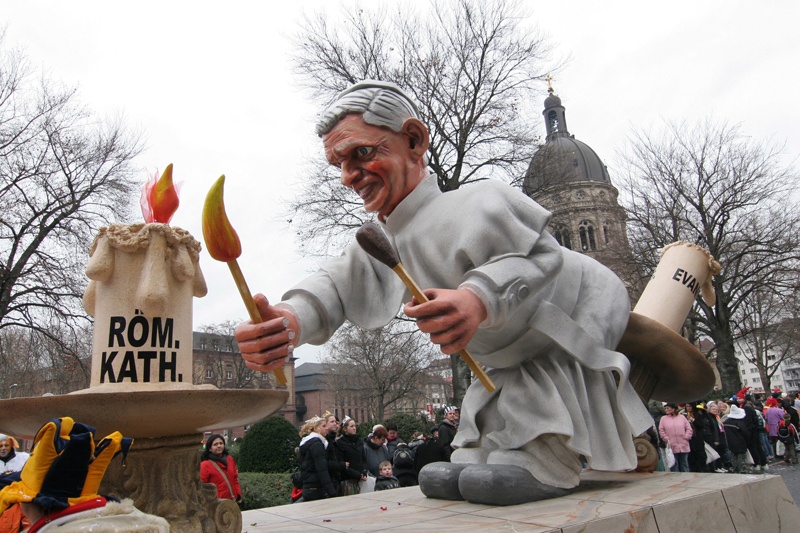 Papst stößt evangelische Kerze um