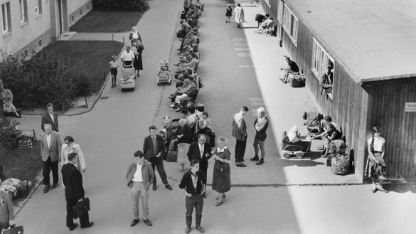 Menschen im Notaufnahmelager Berlin Marienfelde 1958