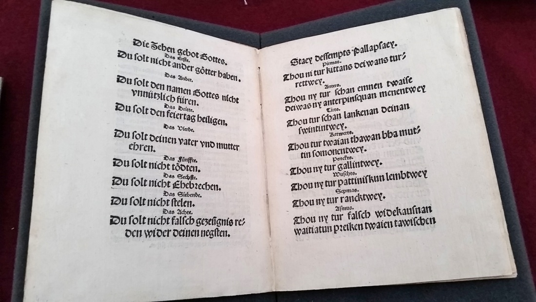 Deutsch-preußischer Katechismus, aus Königsberg von 1545 der Universitätsbibliothek in Thorn ist Teil der Ausstellung "Reformation und Freiheit".