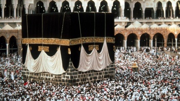 Mekka, Saudi-Arabien: Muslimische Pilger während der Hadsch an der Kaaba.