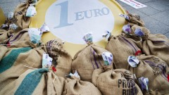 Geldsäcke und Euro: Aktionstag des Bündnisses &quot;UmFAIRteilen&quot;