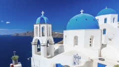 Die Kirchen mit Kreuz auf Santorin bilden das kulturelle Erbe der Insel ab und repräsentieren dies sowohl durch  die Monumente, die Religion und die Landschaft.