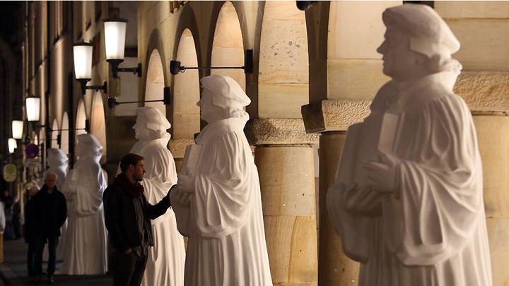 Die Präsentation von 30 überlebensgroßen, weißen Luther-Statuen auf dem Münsteraner Prinzipalmarkt bildeten am Samstag, 29. Oktober, den Auftakt der Kampagne "Einfach frei". Eine entwendete Figur sorgte indes bereits für einen Polizeieinsatz.