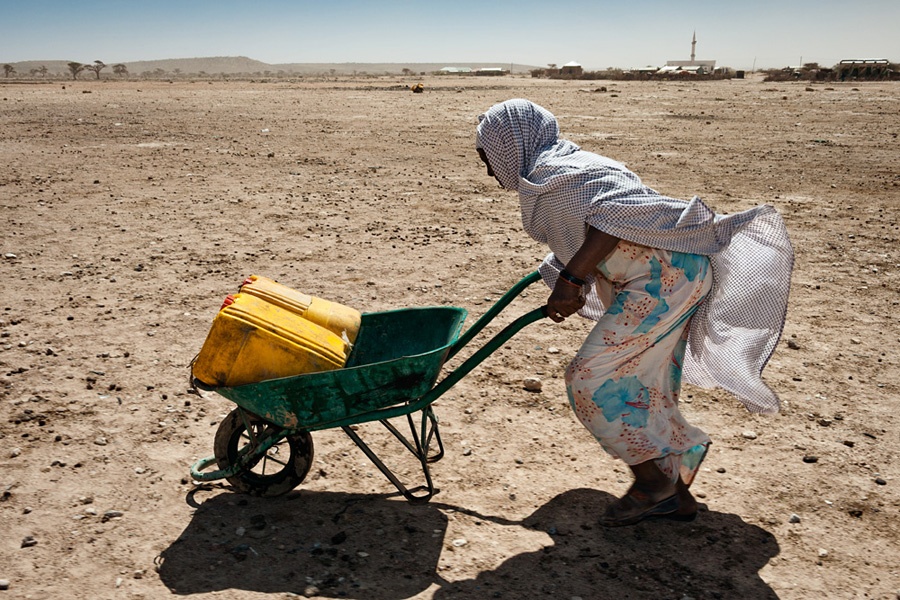 Die alte Frau hat gerade aus dem letzten verbliebenen Brunnen für ihre Familie Wasser geholt, sie gerät in einen Sandsturm. 