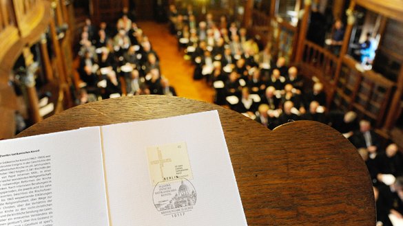 Sonderbriefmarke &quot;50 Jahre Zweites Vatikanisches Konzil&quot; vorgestellt