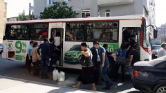 Die Stadtbusse in Baku sind proppenvoll - aber die Menschen lassen immer noch jemanden mit rein.