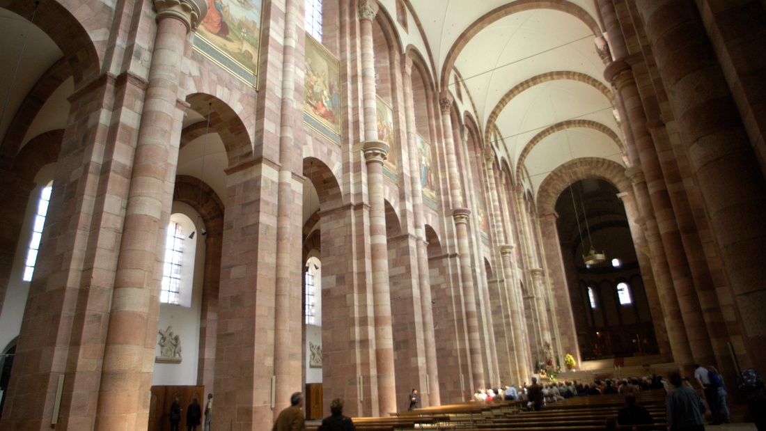 Der Baustil der Kathedrale des Bistums Speyer gehört zur Romanik.