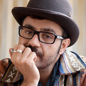 Rapper Shahin Najafi in nachdenklicher Pose