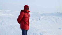 "Raus aus Afrika - Neue Heimat Arktis" erzählt die Geschichte von Noel Vagba. Er ist an der Elfenbeinküste zur Welt gekommen, aber hat seit seiner Kindheit von einem Leben in der Arktis geträumt. 