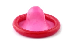 Ein rotes Kondom.