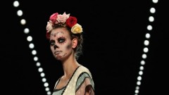 Model mit Toten-Make-Up auf der Berliner Fashion Week