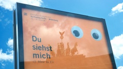 Zwei grosse Augen zusammen mit der Losung &amp;quot;Du siehst mich&amp;quot; auf orangefarbenem Hintergrund - damit werben die Protestanten fuer den Deutschen Evangelischen Kirchentag 2017 in Berlin und Wittenberg (Foto vom 25.04.2016). 