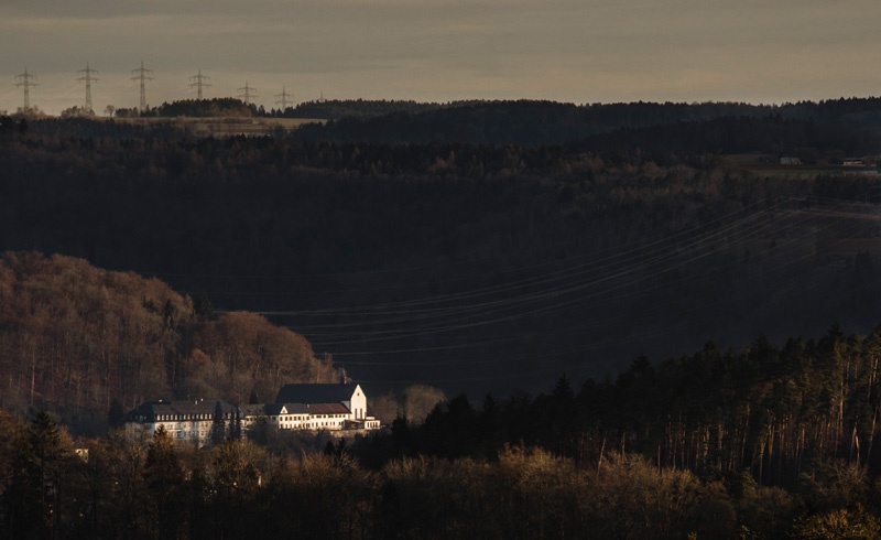 Morgengrauen im Schwarzwald mit Sicht auf das Kloster Stühlingen