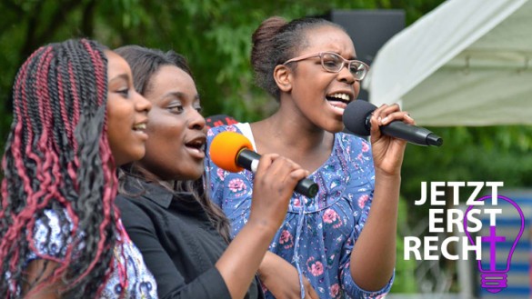 Singende Mädchen aus der afrikanischen Gemeinde