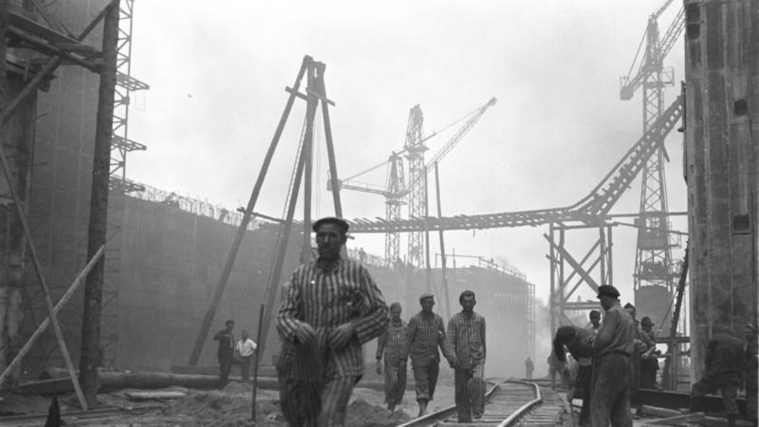 Häftlinge beim Bau des U-Boot-Bunker Valentin in Bremen-Rekum, 1944.