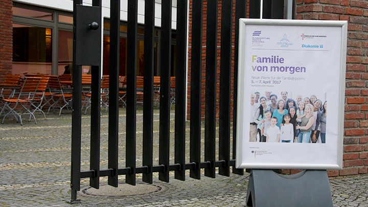 Foto zeigt den Eingangsbereich zur Tagung "Familie von morgen", die im April 2017 in Berlin stattfand. Zu sehen ist ein Aufsteller mit dem Tagungsplakat vor dem geöffneten Eingangstor.