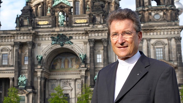 Der frühere Berliner Bischof Wolfgang Huber am 4.5.2009 vor dem Berliner Dom am Lustgarten in Berlin-Mitte. 