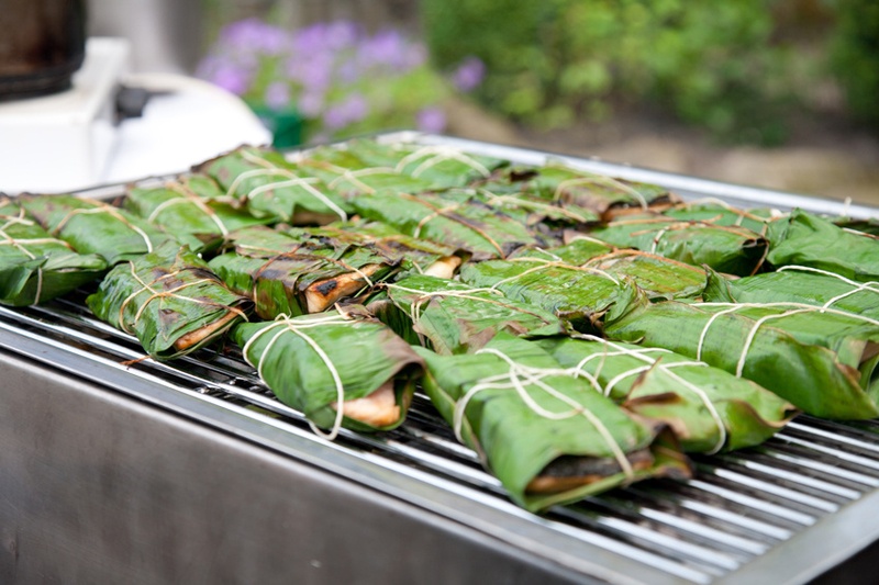 Grillgut in Blättern eingewickelt