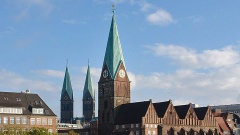 St.Martini-Kirche in Bremen im Vordergrund, links dahinter die Türme des Bremer Doms.