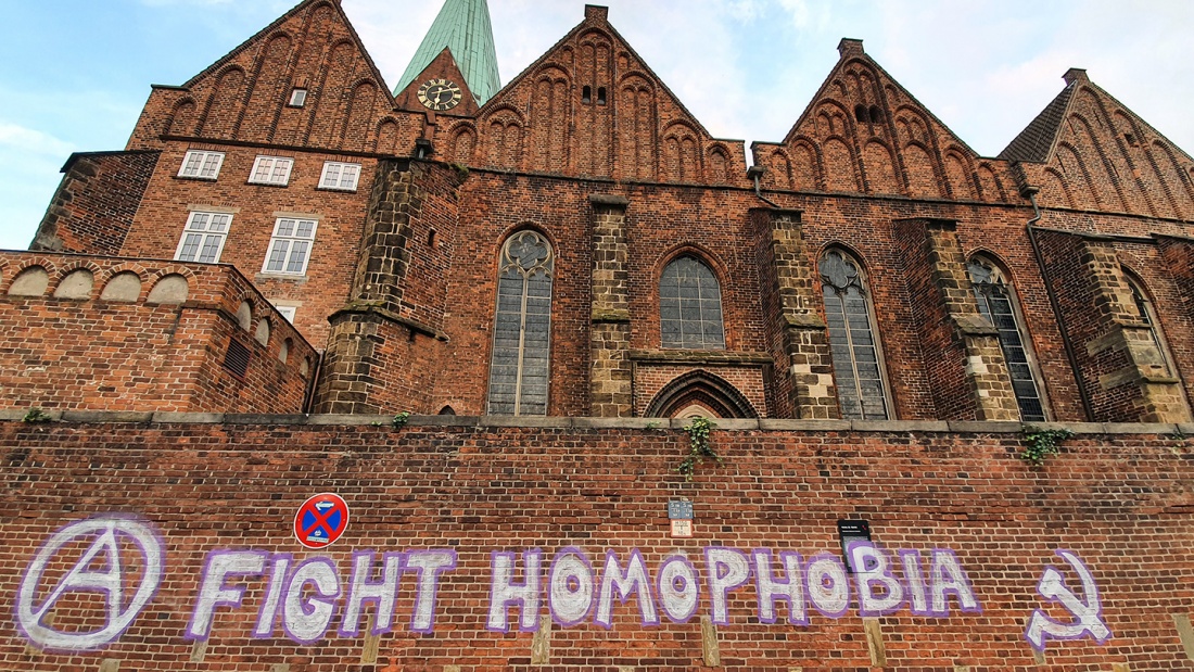 St.-Martini-Kirche in der Bremer Innenstadt  besprayt gegen Homophobie