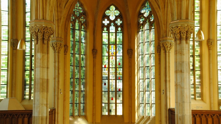 Heilig-Geist-Kirche Menden, Altarfenster mit Heilig-Geist-Motiv