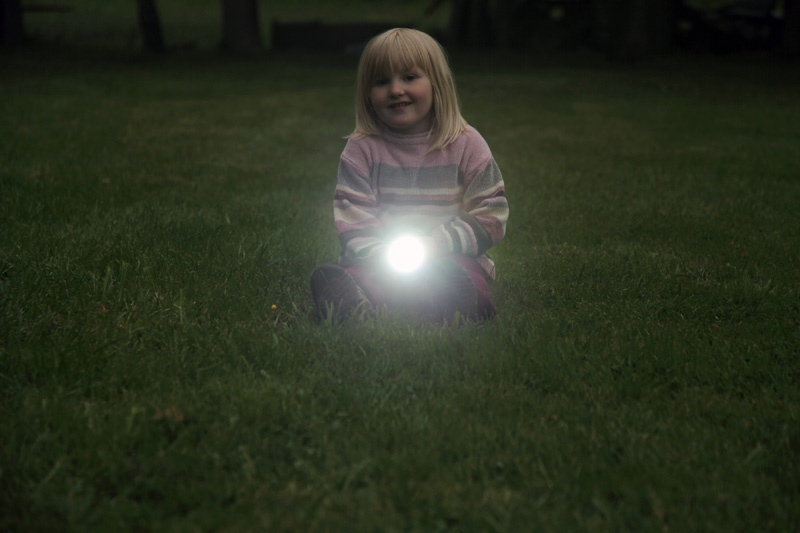 Mädchen mit Taschenlampe