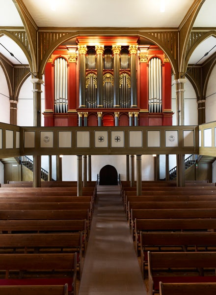 Rot-braun: Die Bergkirche in Gründau (Hessen)