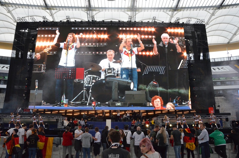 Zur Band gehört auch Stadionpfarrer Eugen Eckert (re).