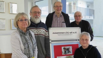 Helga Heidgen, Gerhard Löffler, Wolfgang Osenbrügge, Helmut Westhoff und Gudrun Löffler (v.l.n.r.) leben seit 2013 gemeinsam im Wohnprojekt ILEX in Hanau.