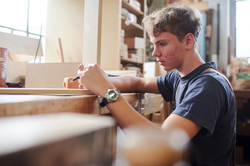 Tillmann Heinrich baut Schubkästen zusammen. Bevor die Teile ineinanderpassen, müssen sie ausgestemmt werden. Von Hand werden die Aussparungen gefertigt. Diese Kästen in alter Handwerkstechnik sind sehr stabil. 