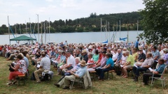 Christen unterschiedlicher Konfessionen feiern am Aartalsee in Bischoffen-Niederweidbach unter dem Motto: „Mittendrin – miteinander – mit Gott“