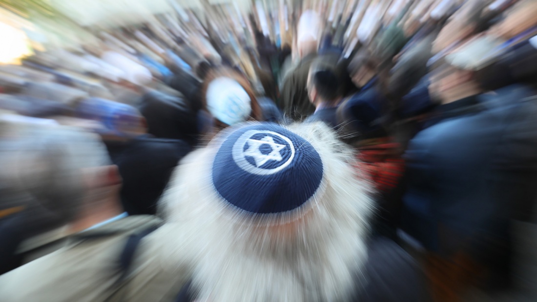 Ein Mann mit einer Kippa nimmt an der Solidaritätskundgebung "Berlin trägt Kippa" teil. 