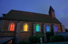 Regenbogen-Lichtinstallation in einer Kirche