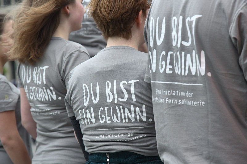 T-Shirts der Helfer in grau