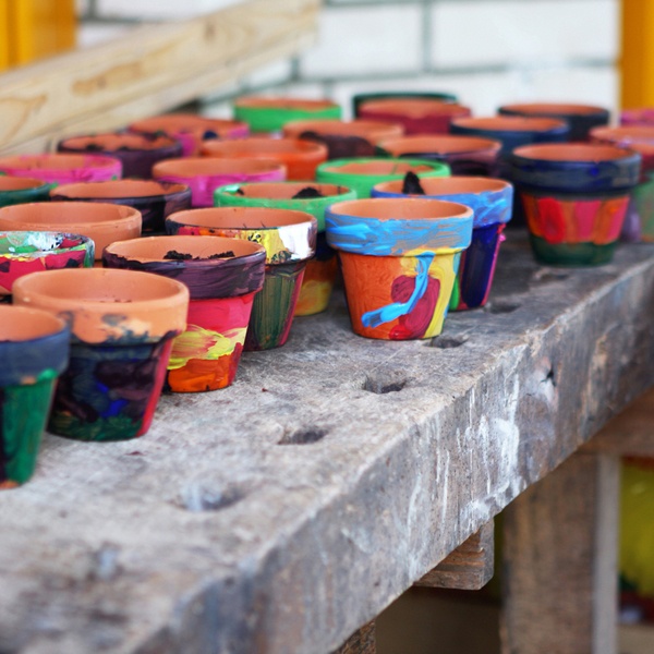 Terracotta-Töpfe mit Wand- oder Acrylfarbe bemalten