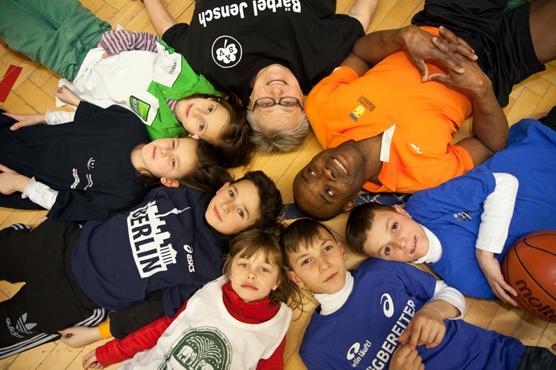 Flüchtlingskinder, die in der NLeichtathletiktrainer David Babatunde Saliu trainiert mit Flüchtlingskindern, die in der Notunterkunft Traglufthalle leben.