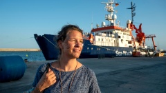 Die Journalistin und Pfarrerin Constanze Broelemann vor der Sea-Watch 4