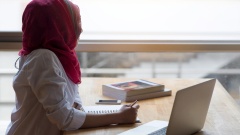 Muslimische Studentin an einer Universität