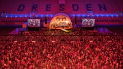 Rund 12.500 Besucher haben den ersten Auftritt des Dresdner Kreuzchores im Dynamo-Stadion verfolgt.