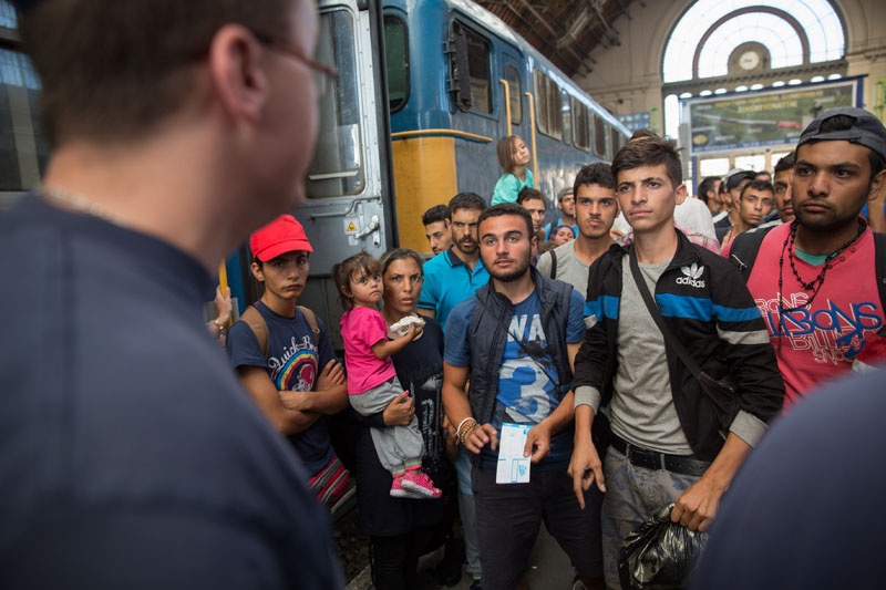 Mit gültigen Zugtickets in der Hand stehen Flüchtlinge am Bahnhof in Budapest-Keleti. Anders als am Vortag verhindern Polizeikräfte jedoch, dass Flüchtlinge die Züge nach Deutschland und Österreich betreten.