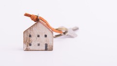 Schlüssel mit Haus als Anhänger.