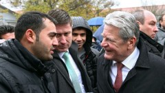 Bundespräsident Gauck mit syrischen Flüchtlingen im Lager Friedland