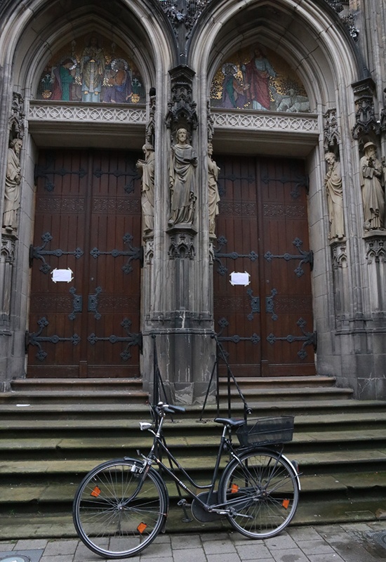 Das Westportal der Kirche wird nur selten geöffnet.