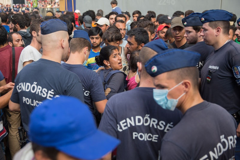 Um Flüchtlinge davon abzuhalten, mit Zügen nach Deutschland und Österreich zu fahren, drängen Polizeikräfte die Menschen aus der Haupthalle des Bahnhofs Budapest Keleti heraus.