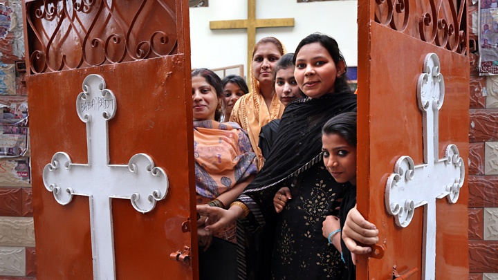 Frauen vor dem WAKE Centre Joyshah (Women And Kids Education) in einer Kirche in Old Lahore, Pakistan. Die Organisation WAKE kämpft in Pakistan für die Rechte von Frauen und Mädchen.