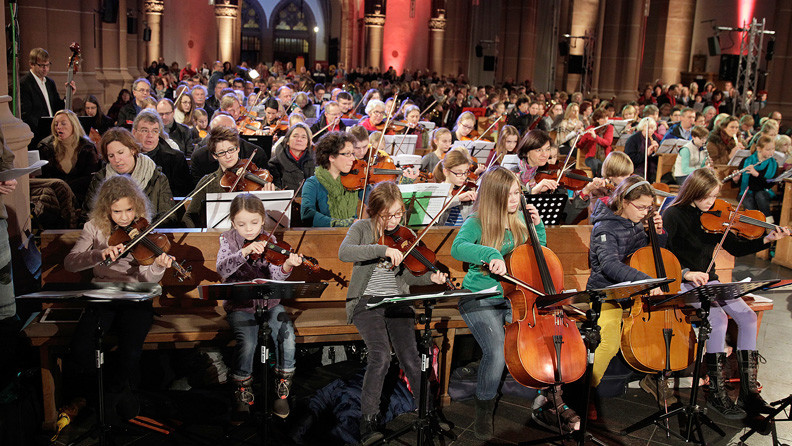 Lieder zum Advent - Mitspielkonzert aus der Kölner St. Agnes Kirche 2013