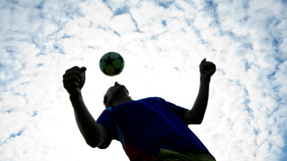 Fußballspieler springt himmelwärts