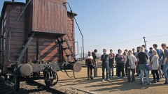 Schüler besichtigen das Konzentrationslager Auschwitz in Polen.