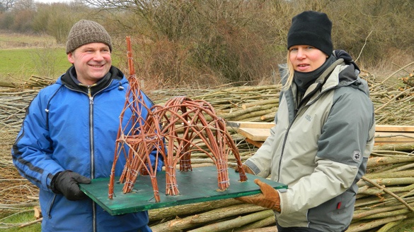 Anke Wehr und Hannes Akman mit einem Modell der Weidenkirche